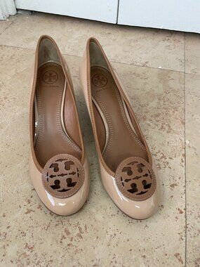 Tory Burch Wedge Pumps Nude Patent Leather Logo Medallion Size 7.5